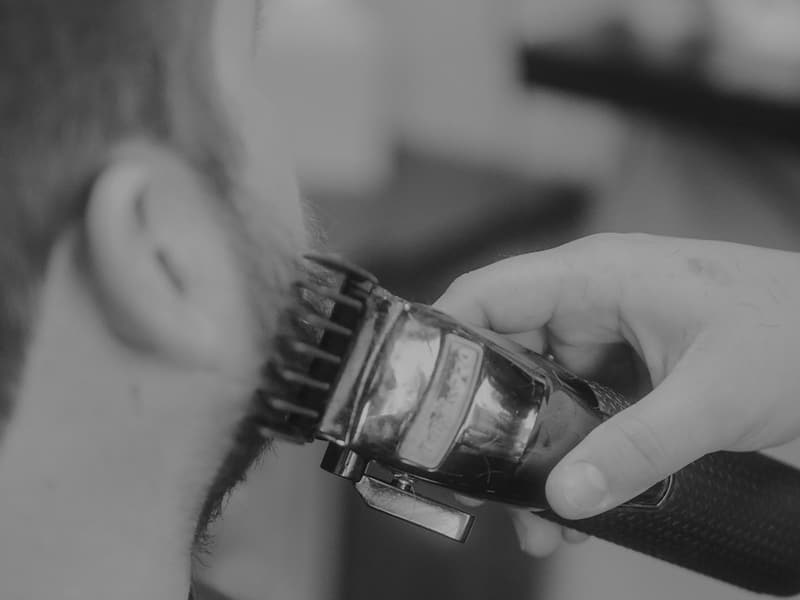 Zbliżenie trymera przycinającego brodę wzdłuż linii żuchwy